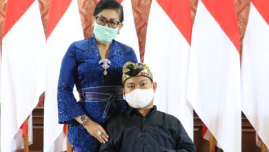 Photo of Bangga, Ny Putri Koster Hadiri Pameran Virtual Agus Mertayasa