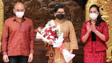 Photo of Buka Fashion Show Bali Bangkit Tahap V, Ny Putri Koster Ajak Pegawai ASN dan Non-ASN Pahami Penggunaan Pakaian Rapi dan Elegan ke Kantor